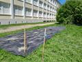 Jardin des initiatives préparé et bâché pour le lâcher des graines