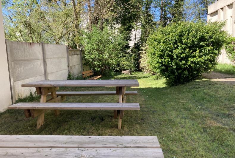 Bancs et tables sur pelouse