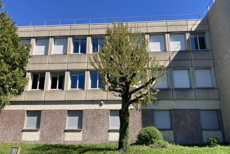Avant du bâtiment avec pelouse arborée