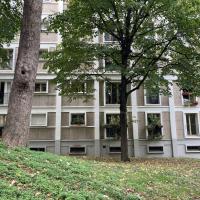 arbre devant bâtiment