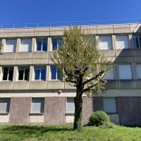 Avant du bâtiment avec pelouse arborée